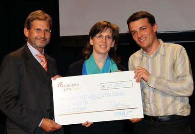 Austrian Minister Johannes Hahn and GITTA team members Monika Niederhuber and Joël Fisler with the €25'000 prize in Vienna, Austria